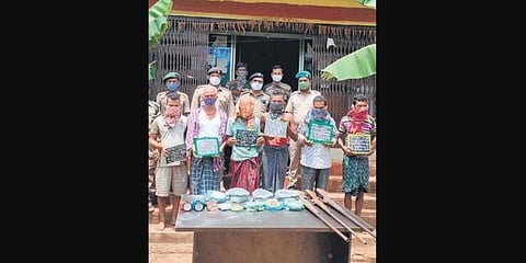 Arrested poachers with forest officials.
