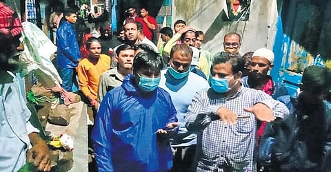  GHMC officials supervise the shifting of Shankar Nagar Basthi residents as floodgates of Osmansagar and Himayatsagar were lifted on Thursday 