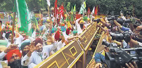 Protesting farmers on way to Jantar Mantar in New Delhi to hold the Kisan Sansad on Thursday (Photo | Shekhar Yadav, EPS)