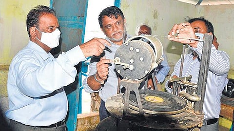 MAUD Prinicipal Secretary Arvind Kumar inspects the defunct audible water level indicator at Osmansagar reservoir | Vinay Madapu