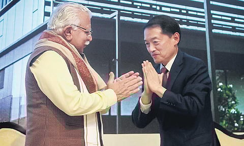 Haryana CM ML Khattar with Hyundai India MD & CEO Seon Seob Kim in Gurugram | Pti