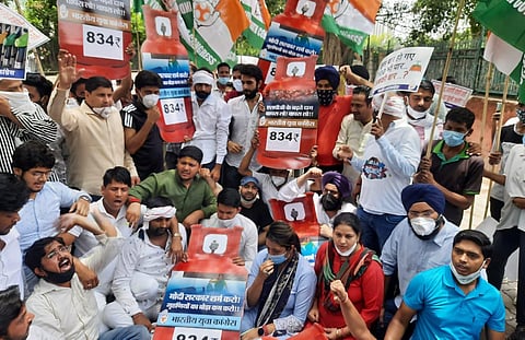 Delhi Youth Congress activists Protesting against the LPG and Petrol price hike in New Delhi on Saturday. (Photo | EPS/Shekhar Yadav)