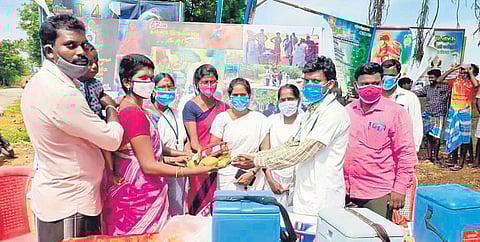Villagers greet health department staffs at Sikampattu village near Ulundurpet | Express