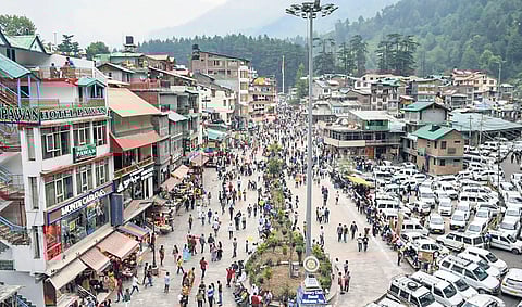 Pictures of huge crowds of tourists in Manali have triggered fears of a surge in Covid-19 cases once again. (File photo| PTI)