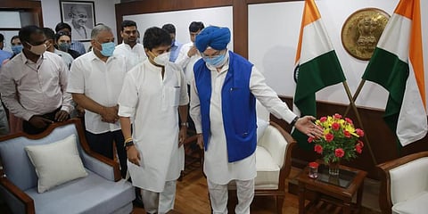 Jyotiraditya Scindia takes charge as the Minister of Civil Aviation in the presence of former Aviation Minister Hardeep Singh Puri. (Photo | hekhar Yadav, EPS)