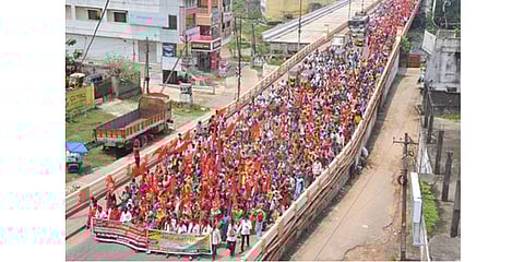 Podu farmers, under the aegis of CPI- ML (New Democracy) party, hold a massive rally in Kothagudem town, on Monday