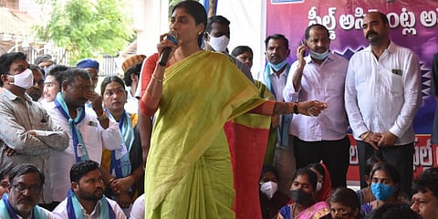 YS Sharmila addressing protesting MGNREGA field assistants at Dharna Chowk in Hyderabad on Wednesday, August 11, 2021. (Photo | Express / S Senbagapandiyan)