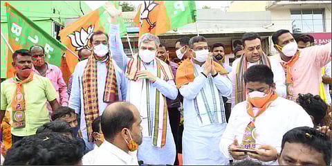 Union ministers Ashwini Vaishnaw and Dharmendra Pradhan at the start of 'Jan Ashirwad Yatra' in Bhubaneswar. (Photo| Twitter/ @BJP4Odisha)