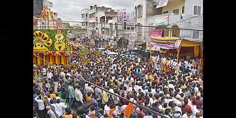 Devotees gather in huge numbers for Bonalu celebrations at Simhavahini Mahankali temple, Lal Darwaza. (Photo | S Senbagapandiyan, EPS)