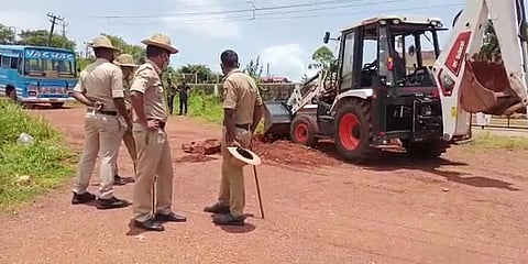 Karnataka police dig up road inside Kerala to stop motorists, residents protest. (Videograb)