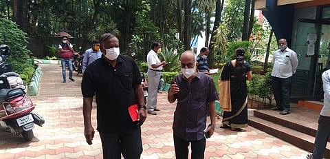 The two protesters outside the Indiranagar BWSSB office on Thursday