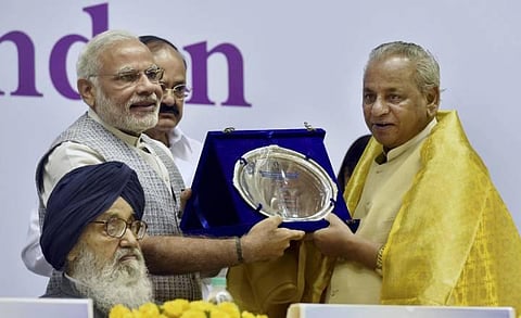 Prime Minister Narendra Modi felicitates Rajasthan Governor Kalyan Singh during the 'Loktantra Prahari Abhinandan' event. (File | PTI)