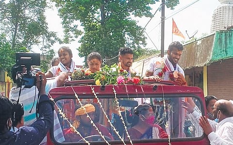 The players being welcomed by locals at Sundargarh town | Express