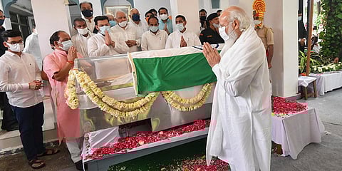 PM Narendra Modi pays his last respects to BJP veteran and former Governor Kalyan Singh, in Lucknow. (Photo| PTI)