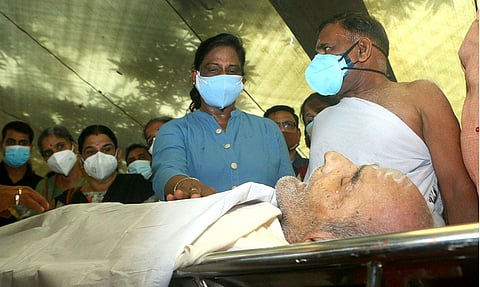 Former athlete PT Usha paying tribute to her coach OM Nambiar before the body was shifted for cremation at Maniyur in Kozhikode on Friday | T P Sooraj
