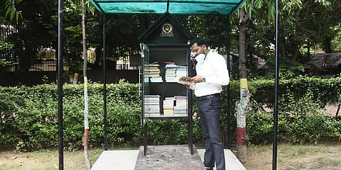 An open library started two weeks ago for citizens to read books in Dhingra Park at East Punjabi Bagh in New Delhi. (Photo| Parveen Negi, EPS)