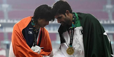 Indian javelin star Neeraj Chopra (L) and Pakistan athlete Arshad Nadeem (Photo | Twitter)