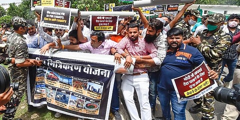 Security personnel try to stop the Indian Youth Congress activists protesting against 'National Monetisation Pipeline', in New Delhi (Photo | PTI)