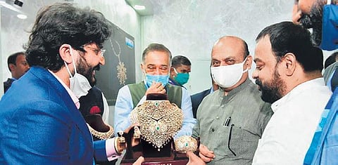 Chief Minister Basavaraj Bommai being welcomed at the South India Jewellery Show in Bengaluru on Friday