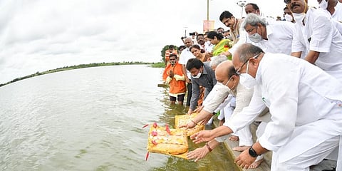 CM Basavaraj Bommai offers Bagina to Durgadevi lake in Hirekerur town of Haveri district on Saturday. (Photo | Express)