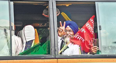 Farmers arrive to take part in the ongoing Kisan Sansad at Jantar Mantar. (Photo | PTI)
