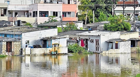 Steady rise of water in Raivas canal poses a threat to the houses on canal bunds at Machavaram in Vijayawada (Photo | EPS)