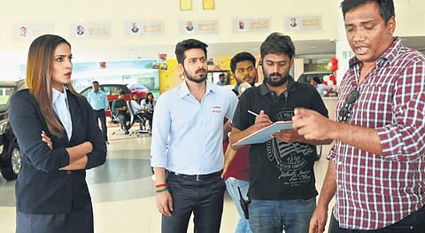 R Pradip Kumar on the sets of Dhanusu Raasi Neyargale.