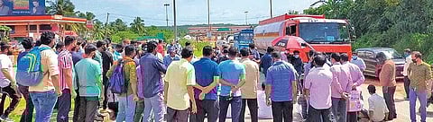 Residents and representatives of various political parties block the highway at Thalappady in Kasaragod on Tuesday