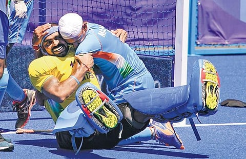 Mandeep Singh celebrates the win with PR Sreejesh on Thursday | PTI