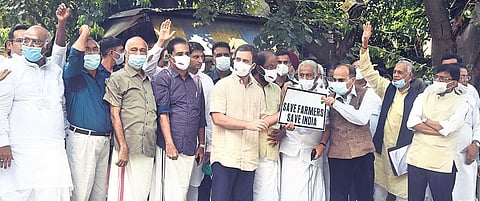 Congress MP Rahul Gandhi (C) & other Opposition leaders at the ‘Kisan Parliament’ held by agitating farmers at Jantar Mantar, in New Delhi on Friday | Parveen Negi