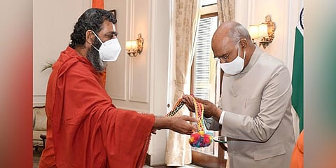 Tridandi Chinna Jeeyar Swami with President Ram Nath Kovind at Rashtrapati Bhavan in Delhi on Tuesday. (Photo| EPS)
