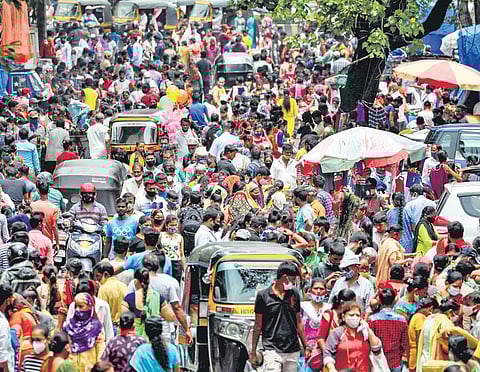 Social distancing norms go for a toss with the lifting of restrictions at a market in Mumbai. (File photo| PTI)