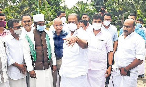 Congress state president K Sudhakaran with Thazhathangadi Juma Masjid imam and Kerala Muslim Youth Federation president Shamsuddeen Mannani Ilavupalam, in Kottayam