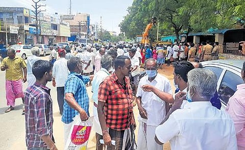 Candidates arriving with at least a few hundred people to file nominations for rural local body polls in Tenkasi | expressexpress expressexpressDepartment