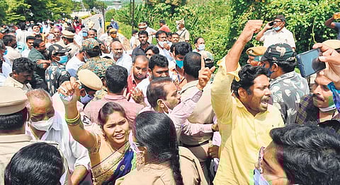 YSRC and TDP activists engaged in heated exchanges at the residence of TDP chief N Chandrababu Naidu at Undavalli on Friday. (Photo | Prasant Madugula)