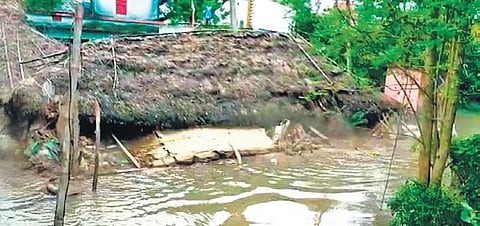 A submerged thatched house in Chahapada village. (Photo | Express)