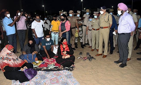 Chennai Corporation Commissioner Gagandeep Singh Bedi and Police Commissioner Shankar Jiwal raise awareness on Covid-19 at the Marina Beach. (Photo | Ashwin Prasath, EPS)