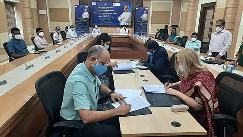 Principal Secretaries Ashok Meena and G Mathivathanan signing LoU with president of CPR Yamini Aiyer and Chief Field Officer of Unicef, Odisha, Monika Nielsen at Bhubaneswar on Tuesday. (Photo | EPS)