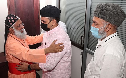 Cardinal Mar Baselios Cleemis, head of Malankara Syrian Catholic Church, greeting Panakkad Munavarali Shihab Thangal at the inter-religious meet held in Thiruvananthapuram. (Photo| Vincent Pulickal)
