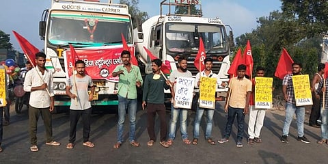 Road blocked by AISA activists in Bihar during the Bharat bandh against the new farm bills. (Photo @hajipurrajesh)