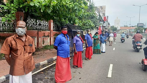 The trade union workers supporting the 'Bharat bandh' announced by Samyukt Kisan Morcha demanding a roll back of farm laws, assembled in Thiruvananthapuram. (Photo | Vincent Pulickal, EPS)