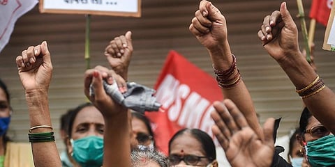 Left parties activists shout slogans in support farmers' 'Bharat Bandh' against central government's agricultural reform laws. (Photo | PTI)