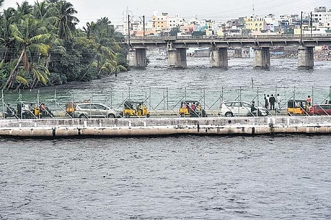 The Musi river, flowing in spate, is visibly close to overflowing over a bridge across the river at Chaderghat due to recent heavy rains in the State. (Photo | Vinay Madapu)