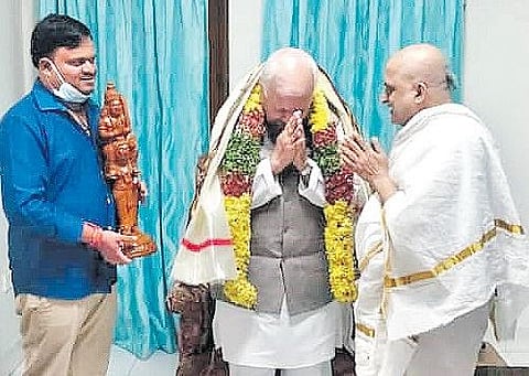 Kerala Governor Arif Mohammad Khan greets CS Rangarajan, the head priest of Chilkur Balaji temple, in Hyderabad on Sunday. (Photo | Express)