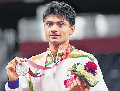 Shuttler Suhas Yathiraj with his medal at the Tokyo Paralympics. (Photo | PTI)