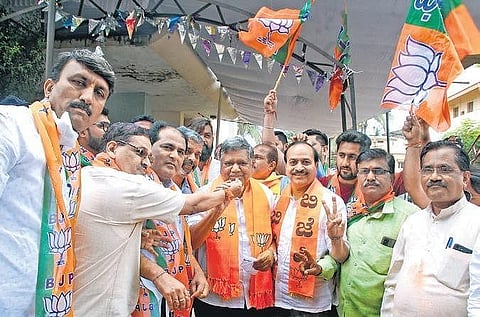 Former minister Jagadish Shettar and others celebrate the BJP’s performance in the Hubballi-Dharwad Municipal Corporation polls, on Monday | D Hemanth