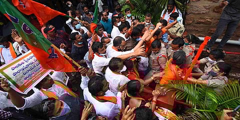 Police stop BJP workers at collectorate in Vizag on Monday | G satyanarayana