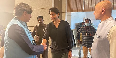 Congress MP Shashi Tharoor (R) and Tollywood actor Mahesh Babu (Photo | Shashi Tharoor Twitter)