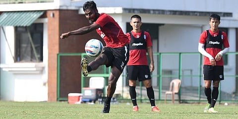 Bengaluru FC's Rohit Kumar looks for a pass during training ahead of their match against Mumbai City FC, as captain Sunil Chhetri watches (Photo | Twitter, Bengaluru FC)