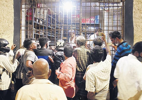 People thronging a TASMAC outlet in Egmore (File photo | EPS, Ashwin Prasath)